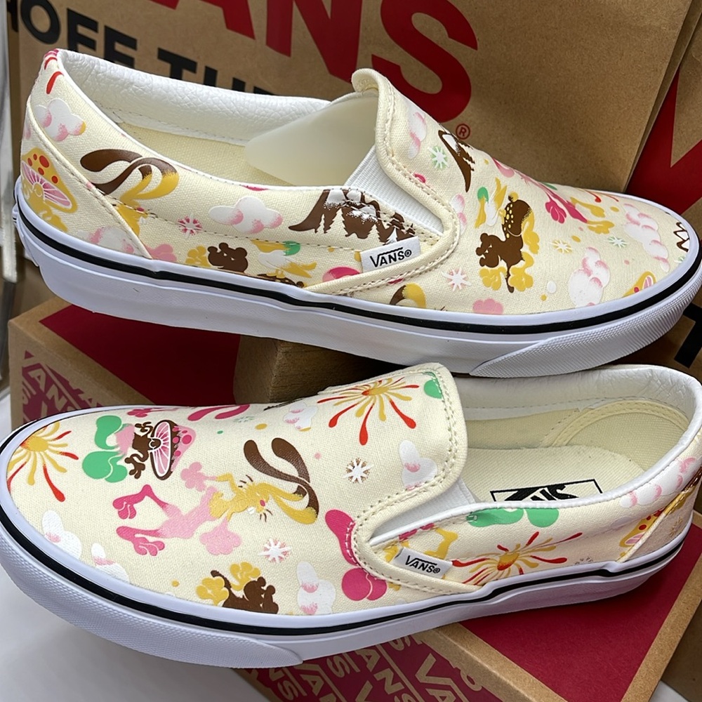 Vans Women’s Classic Slip-On Get Outdoors Classic White 
VN000BVZFRL
Sneakers - Picture 10 of 16